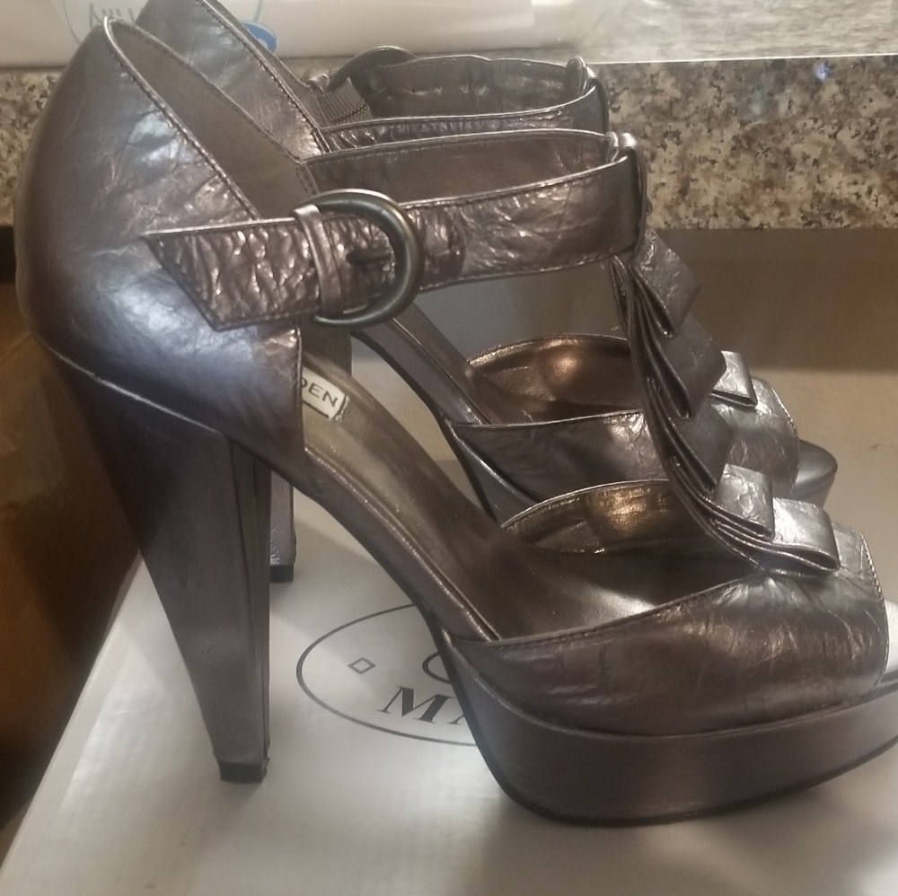 Beautiful pewter Steve Madden heels
